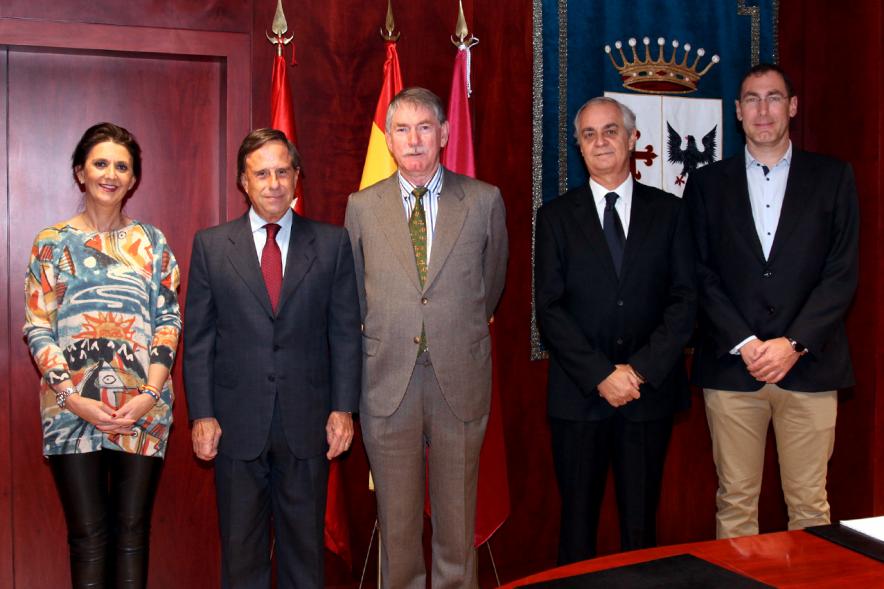 Firmantes posan tras la firma