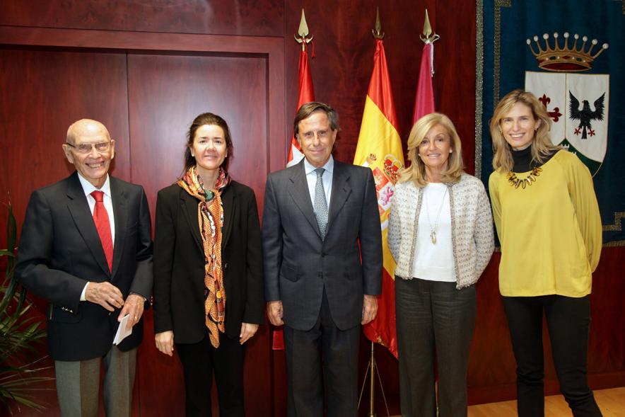 Firmantes posan tras la firma