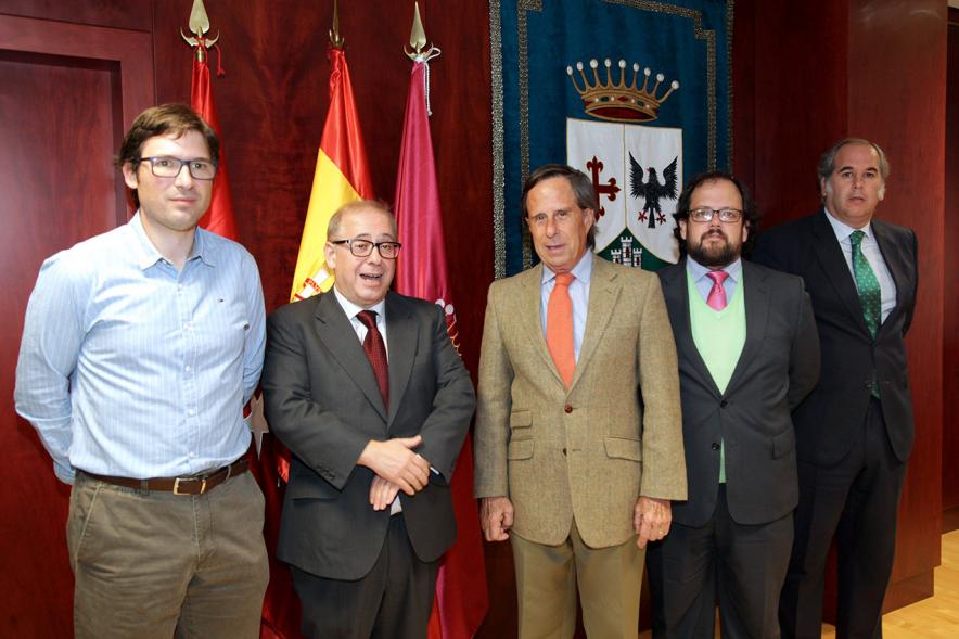 Firmantes posan tras la firma