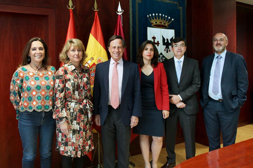 Firmantes posan tras la firma