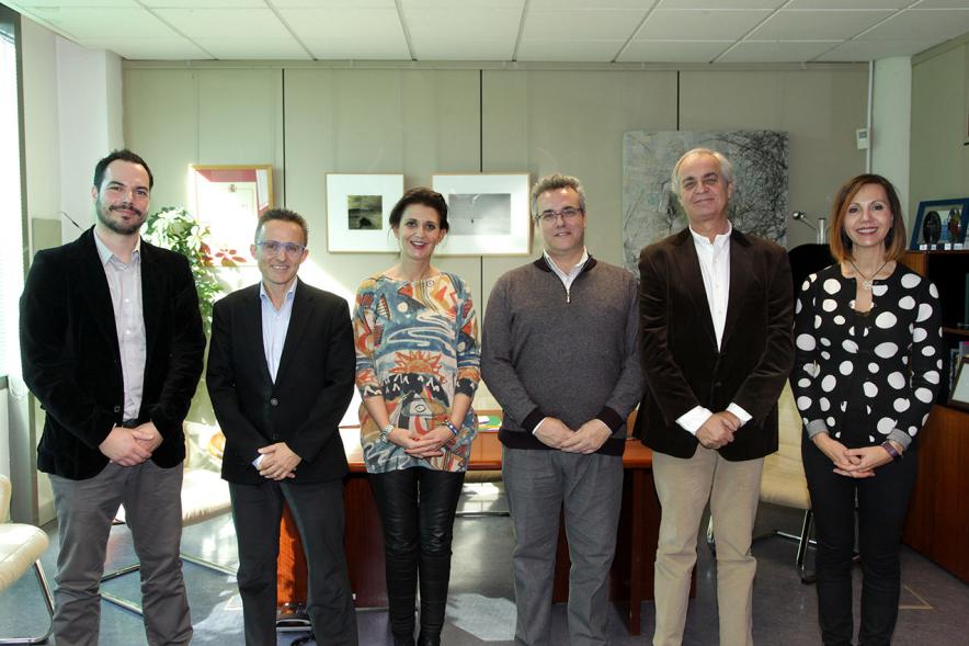 Firmantes posan tras la firma