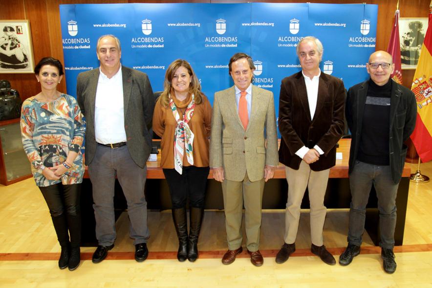 Firmantes posan tras la firma