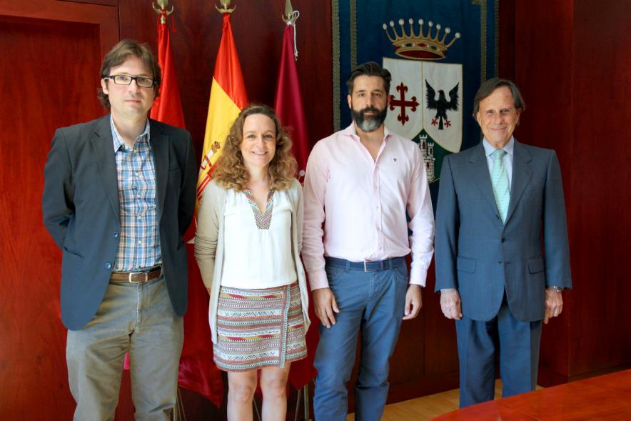 Firmantes posan tras la firma