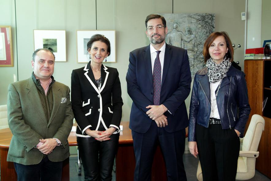 Firmantes posan tras la firma