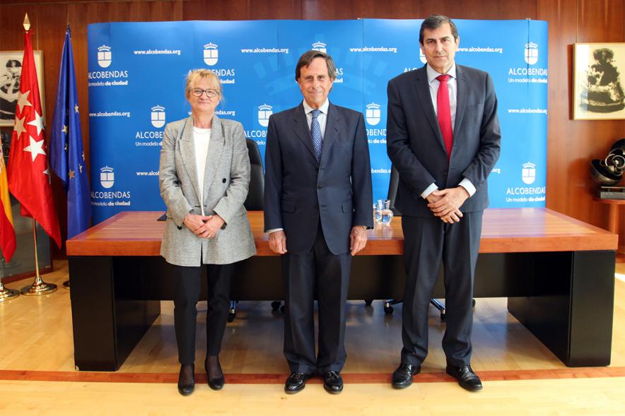 Firmantes posan tras la firma