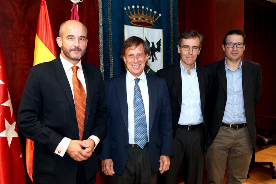 Firmantes posan tras la firma
