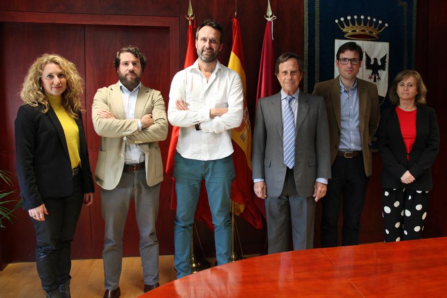 Firmantes posan tras la firma