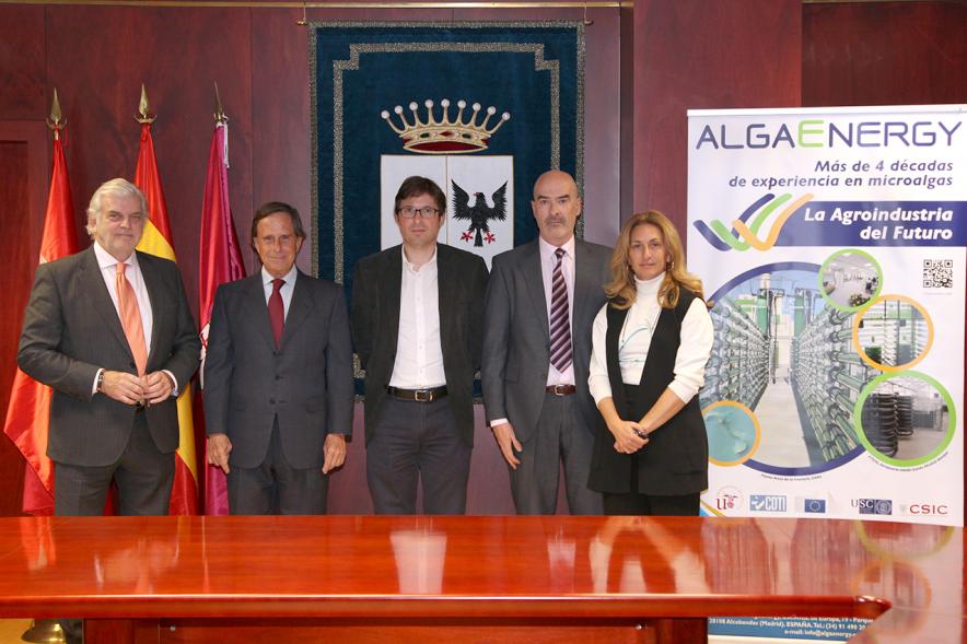Firmantes posan tras la firma