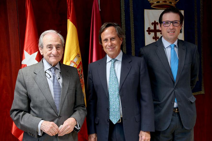 Firmantes posan tras la firma