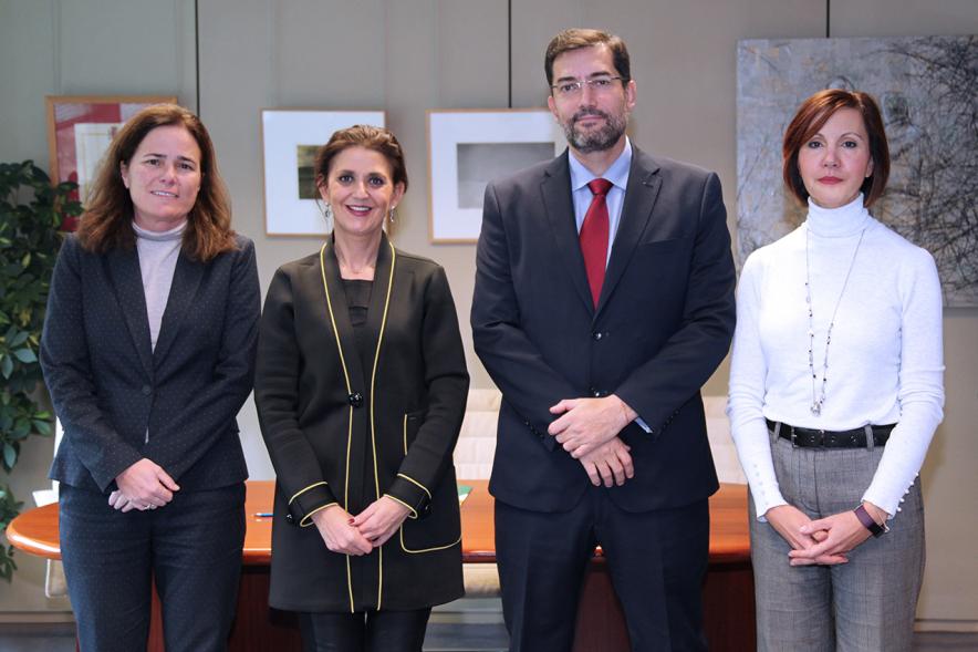 Firmantes posan tras la firma