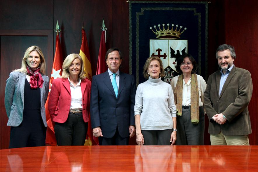 Firmantes charlan durante el encuentro
