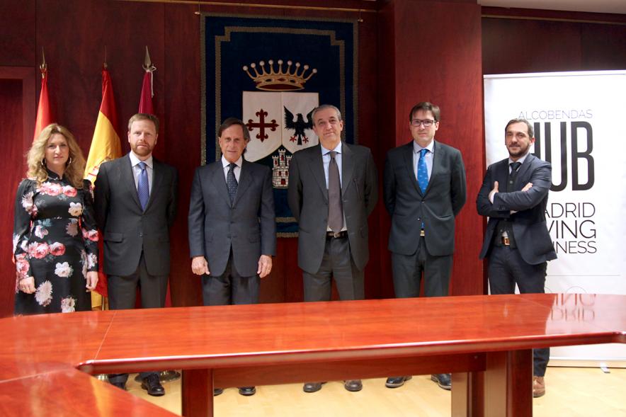 Firmantes posan tras la firma