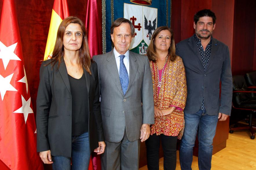 Firmantes posan tras la firma