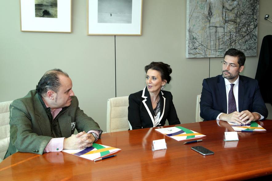 Representantes de cada una de las partes en la firma del acuerdo