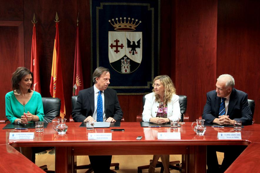 Representantes de cada una de las partes en la firma del acuerdo