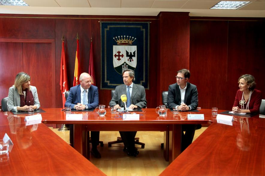 Firmantes charlan durante el encuentro