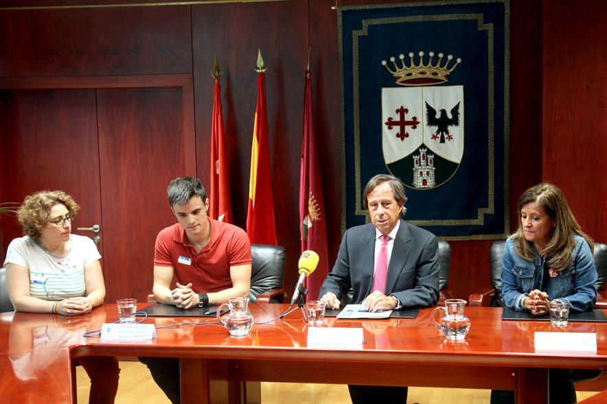 Firmantes charlan durante el encuentro