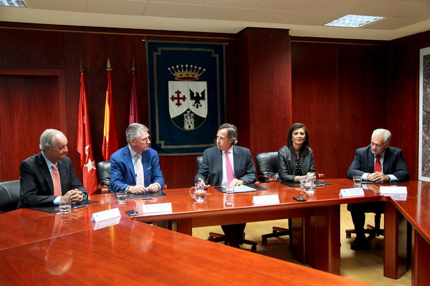 Firmantes charlan durante el encuentro
