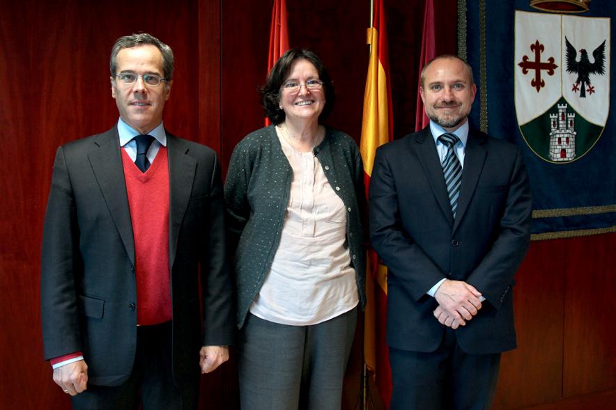 Firmantes posan tras la firma