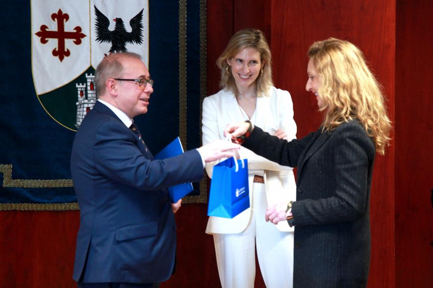 Entrega de presentes entre los firmantes