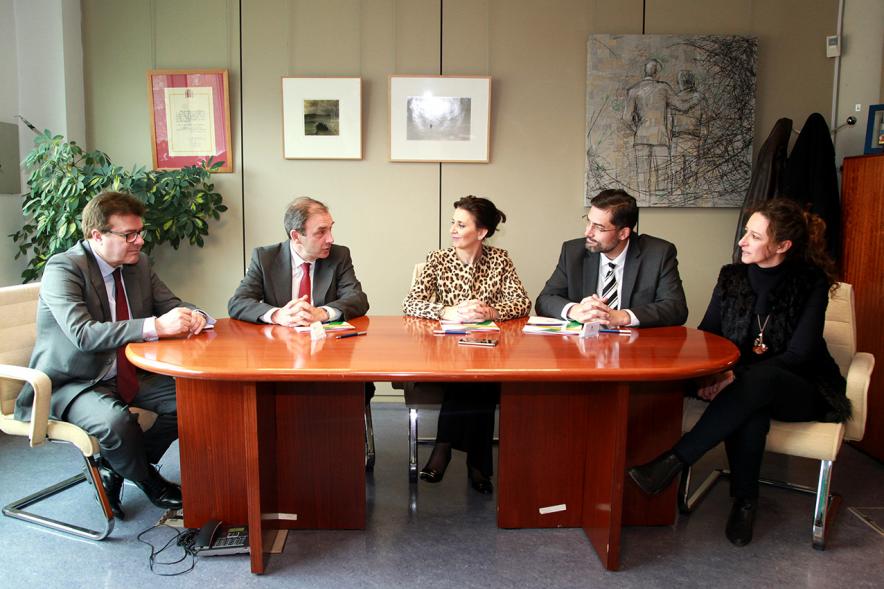Representantes de cada una de las partes en la firma del acuerdo