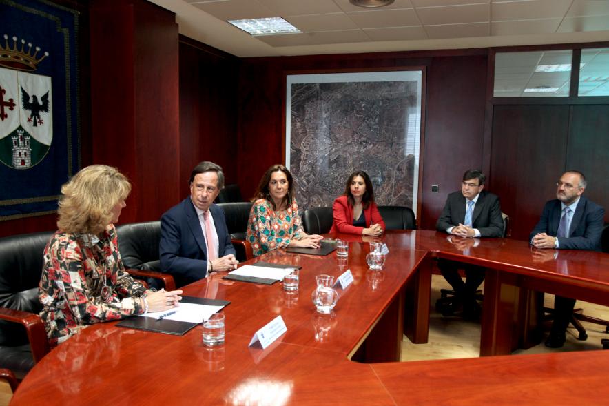 Firmantes charlan durante el encuentro