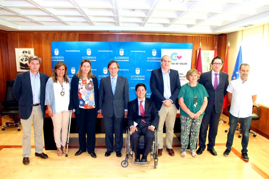 Firmantes posan tras la firma