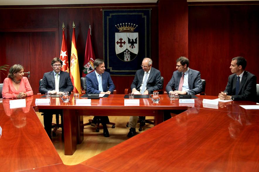 Firmantes charlan durante el encuentro