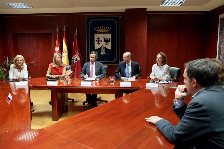 Representantes de cada una de las partes en la firma del acuerdo
