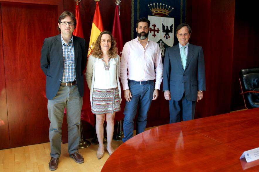 Firmantes posan tras la firma