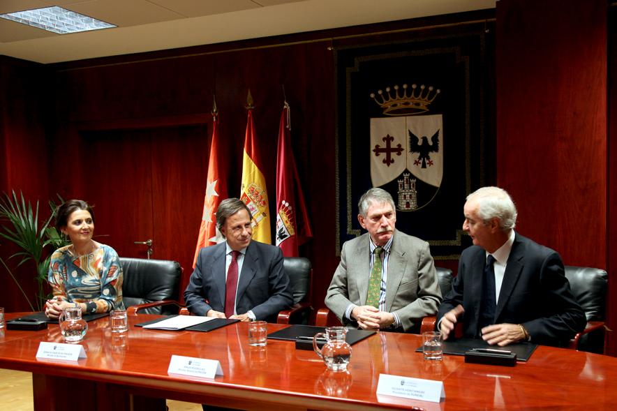 Firmantes charlan durante el encuentro