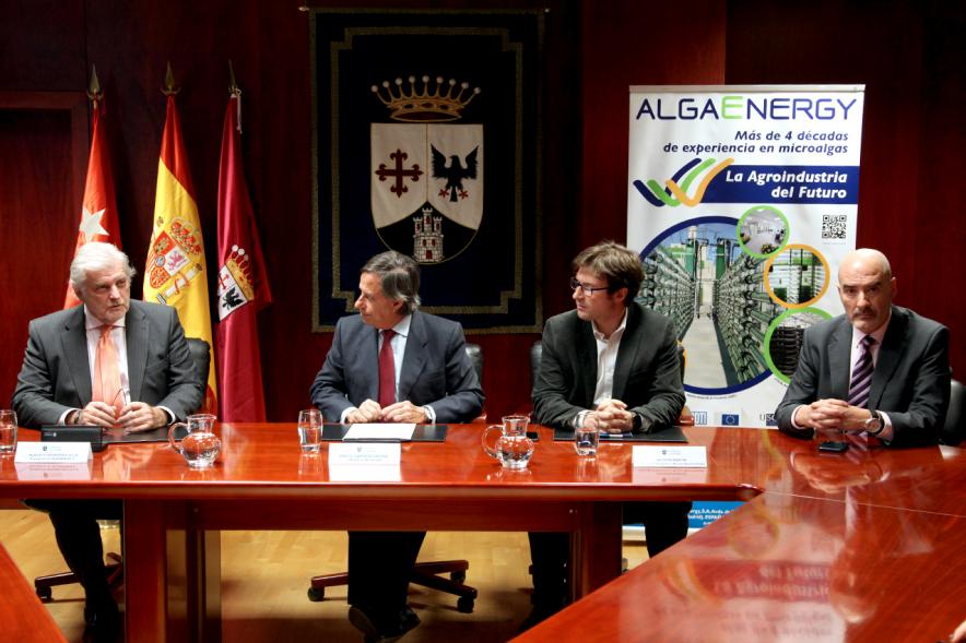 Firmantes charlan durante el encuentro