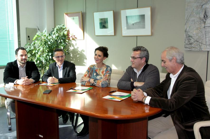 Representantes de cada una de las partes en la firma del acuerdo