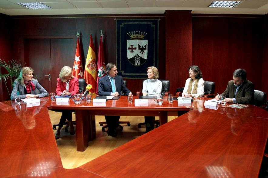 Firmantes charlan durante el encuentro