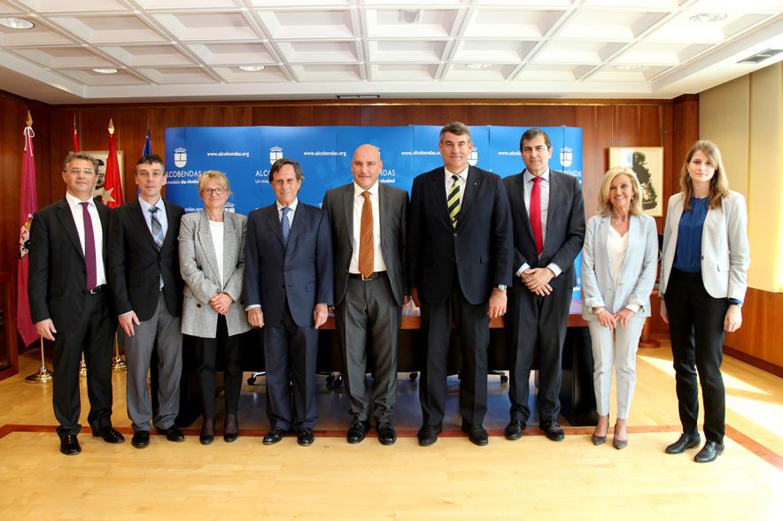 Firmantes posan tras la firma