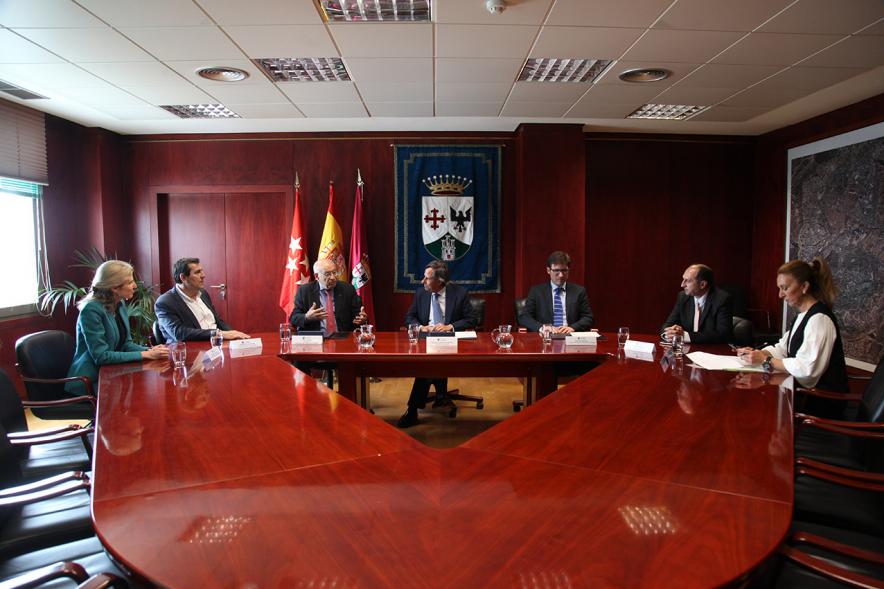 Firmantes charlan durante el encuentro