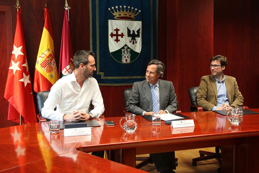 Firmantes charlan durante el encuentro