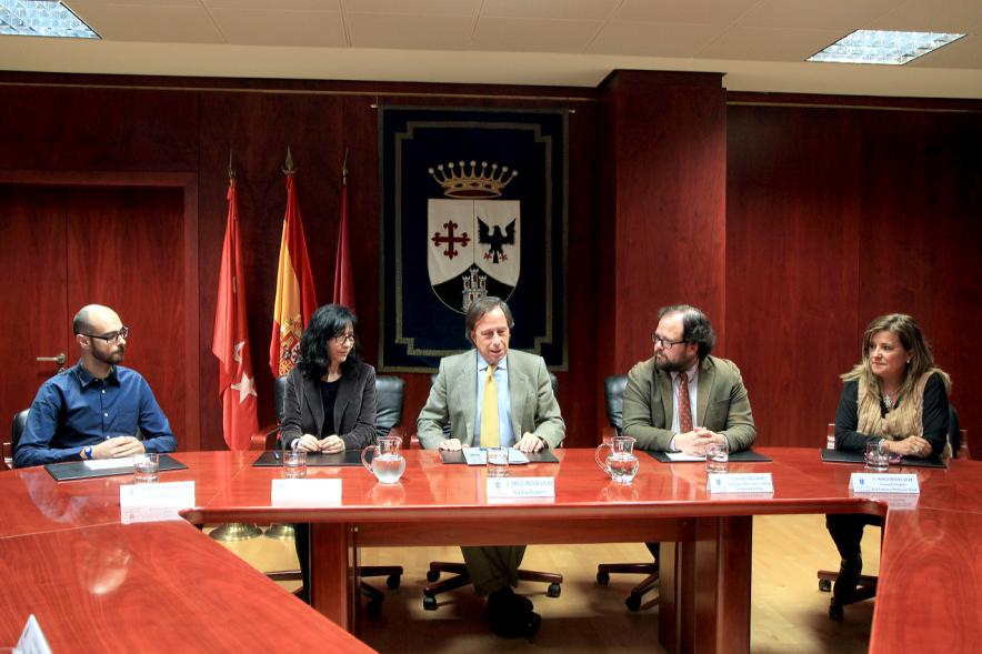 Representantes de cada una de las partes en la firma del acuerdo