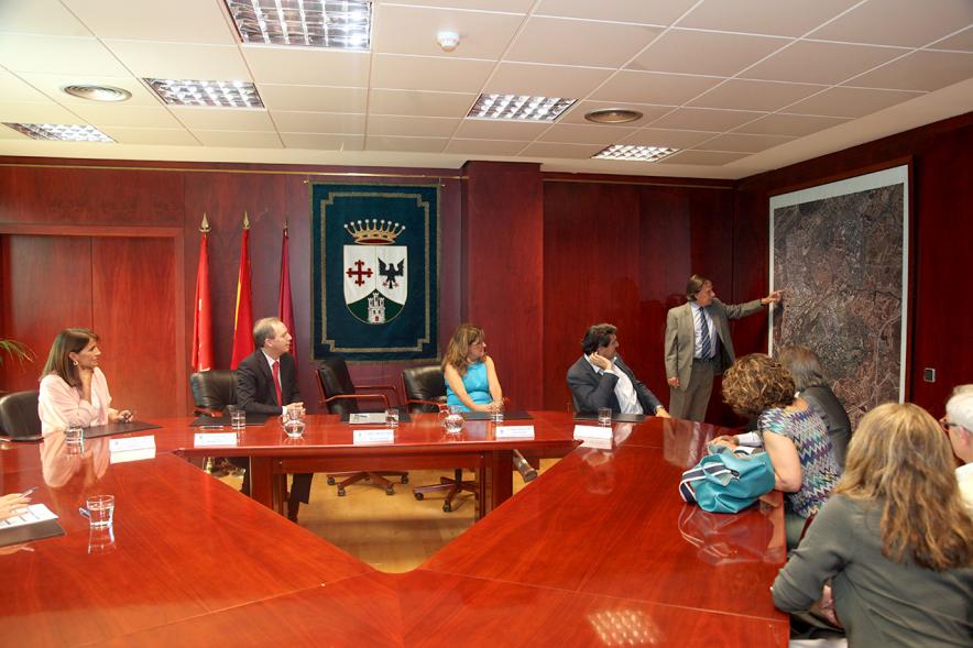 Alcalde García de Vinuesa Enseña un punto en el mapa a los asistentes