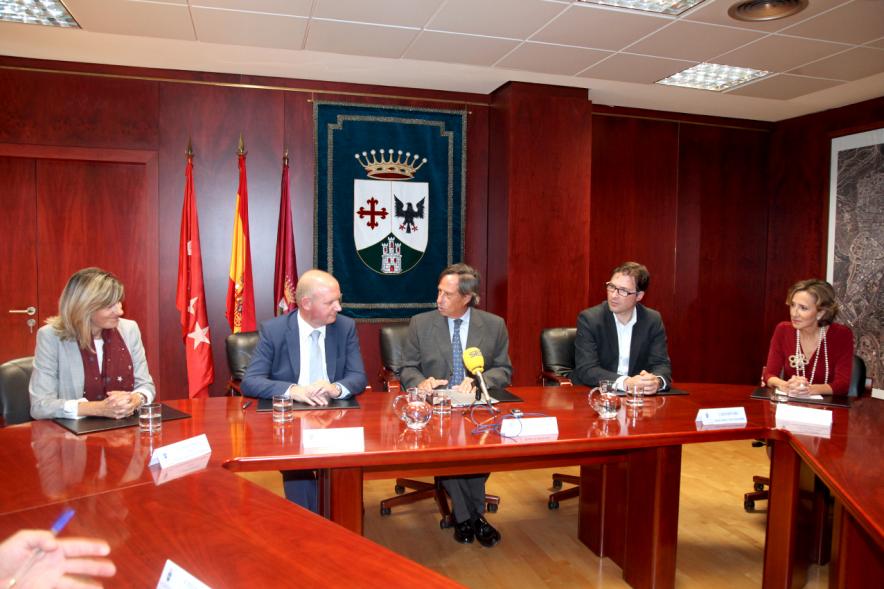 Firmantes charlan durante el encuentro