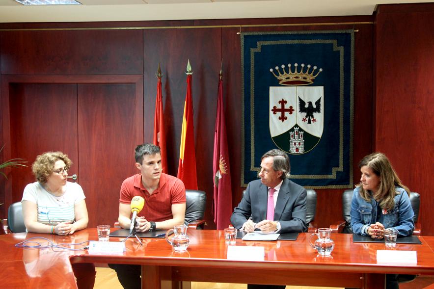 Firmantes charlan durante el encuentro
