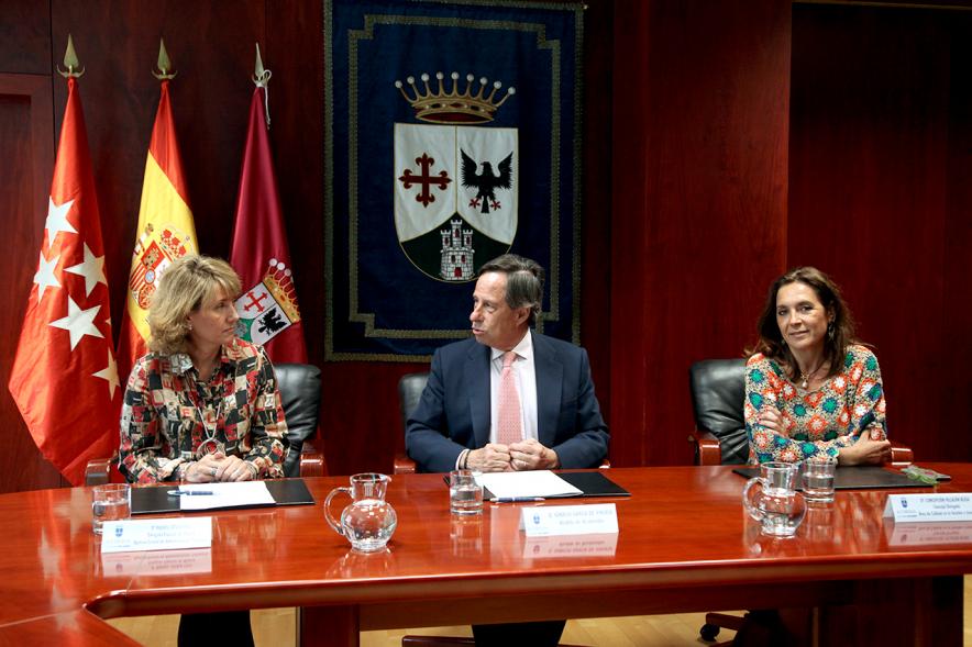 Firmantes charlan durante el encuentro