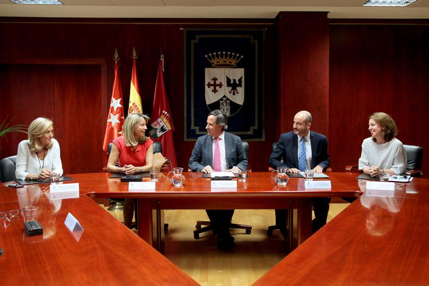 Firmantes charlan durante el encuentro