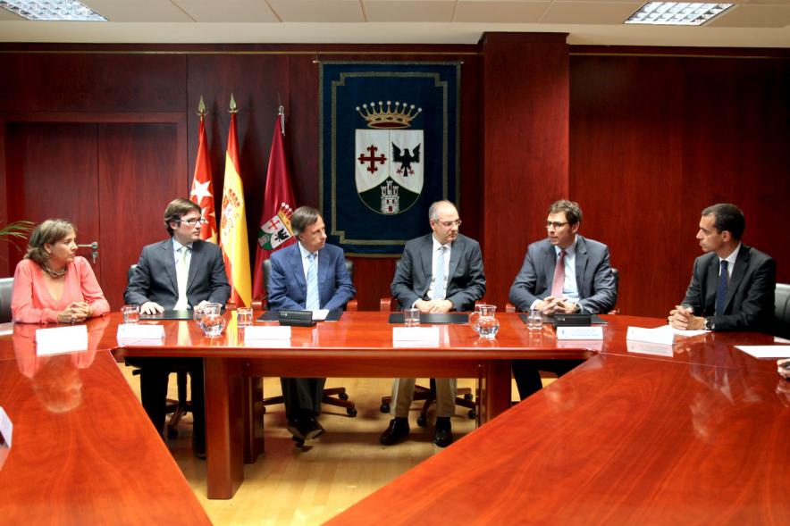 Firmantes charlan durante el encuentro