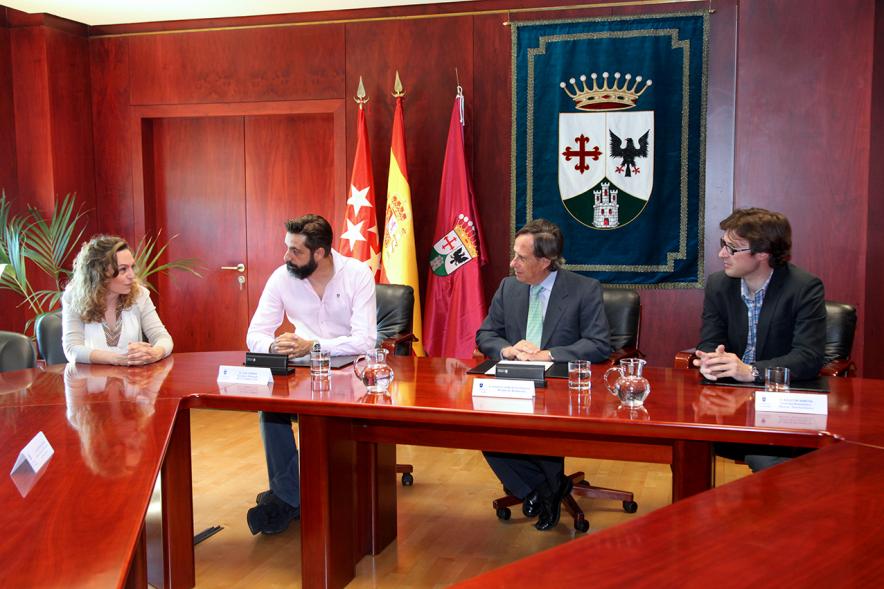 Representantes de cada una de las partes en la firma del acuerdo