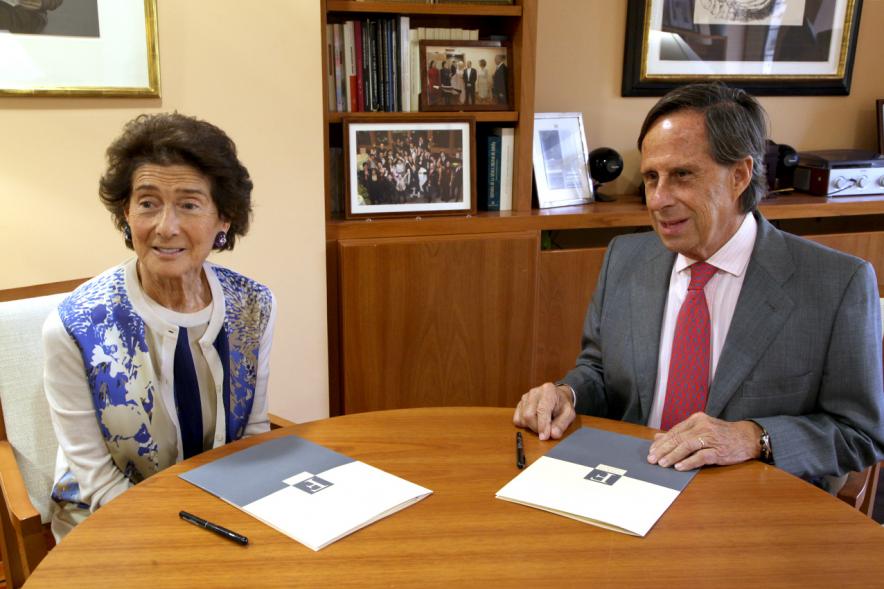 Firmantes charlan durante el encuentro