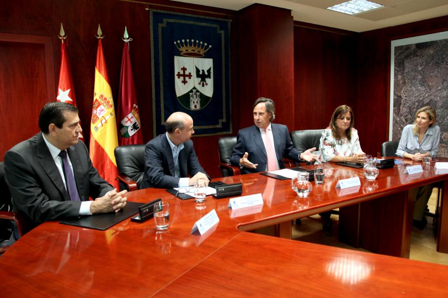 Firmantes charlan durante el encuentro