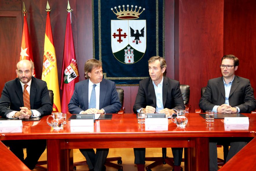 Representantes de cada una de las partes en la firma del acuerdo