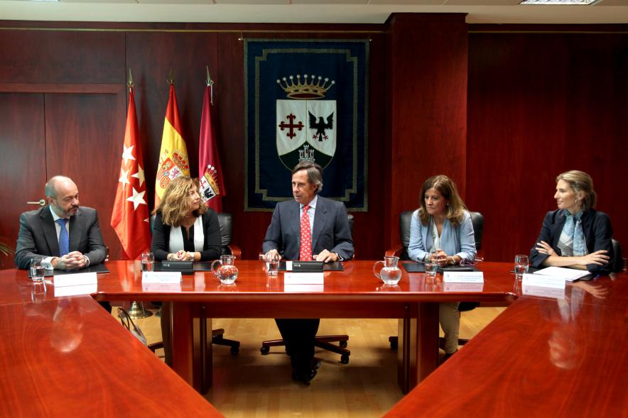 Representantes de cada una de las partes en la firma del acuerdo