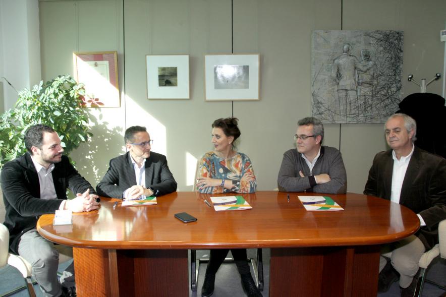 Firmantes charlan durante el encuentro